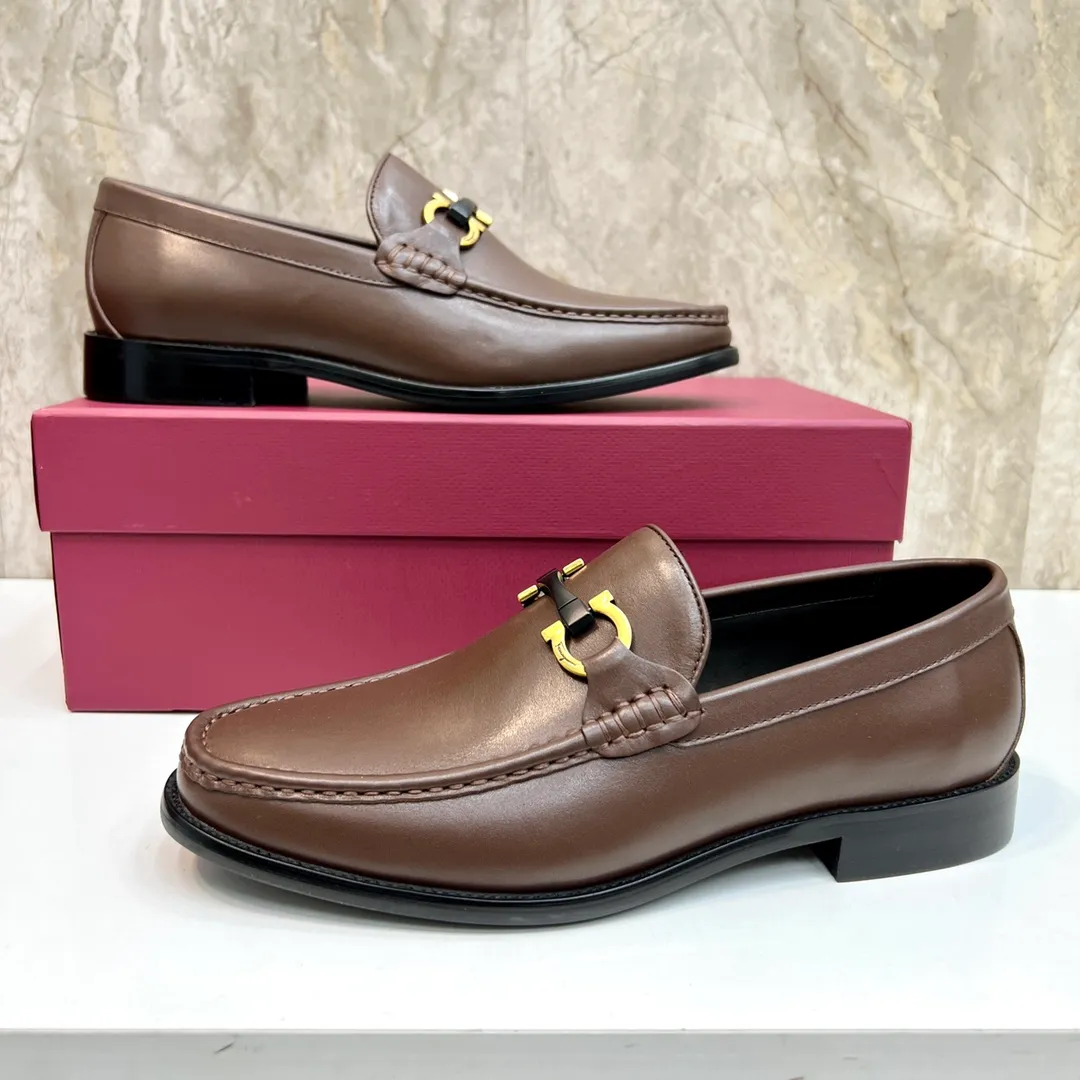 Original quality P580 Brand: Ferragamo Standard size: Men's size 38/44 (45 can be customized) Grade: Same style as the official website High-quality men's shoes Material: Customized first-layer calfskin with water-dyed cowhide lining Cowhide tiptoe Original non-slip and wear-resistant rubber outsole Style category: Men's formal business leather shoes Young and fashionable European and American trends British style Casual matching Comfortable feet Color: Actual picture